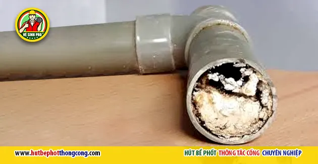 Ống nước bị nghẹt hơi: Nguyên nhân, dấu hiệu và cách xử lý 2 ong nuoc bi tac nghe do chat thai